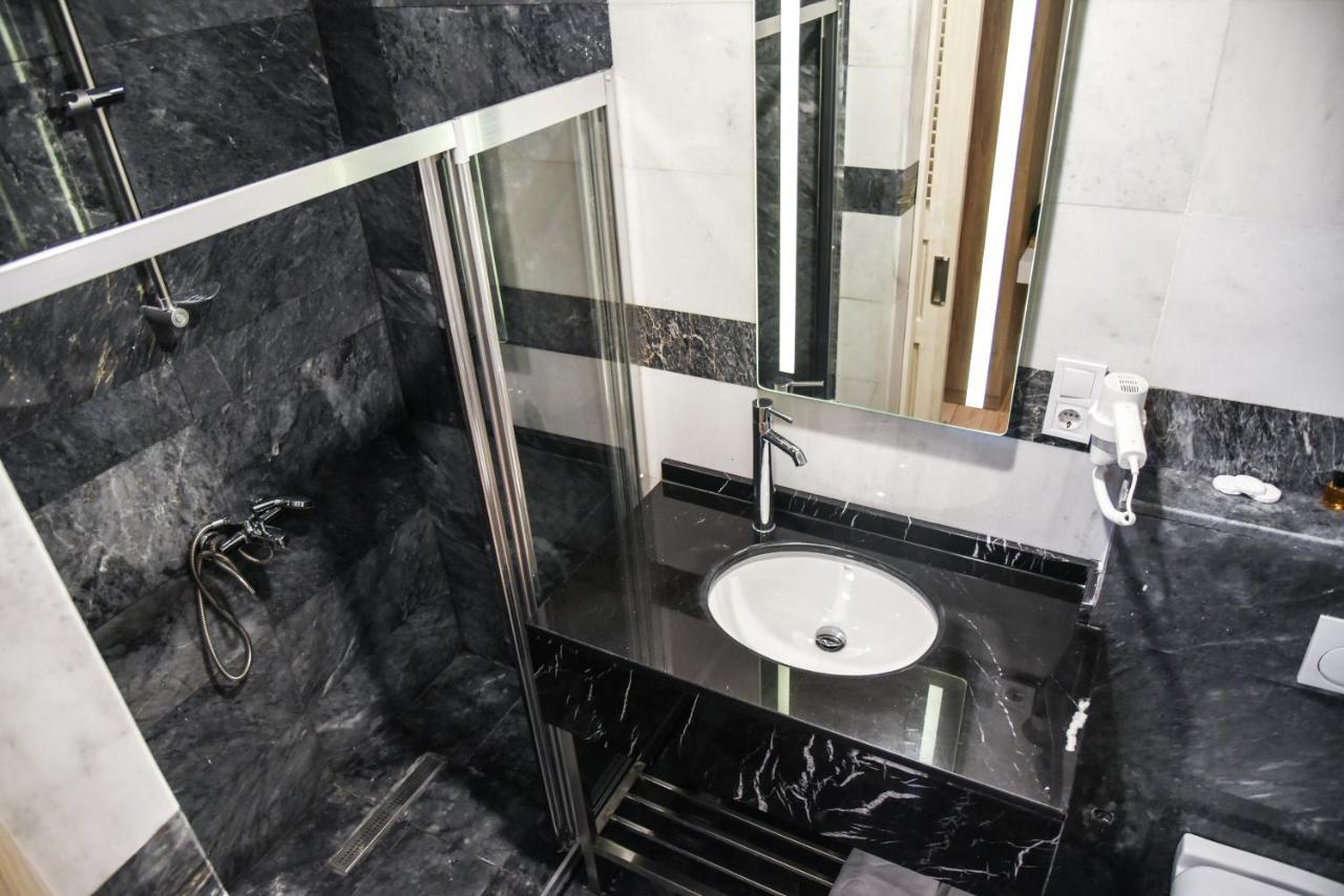 Luxir Hotel Istanbul Bagian luar foto